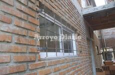 La arrancaron. Los ladrones sacaron la hoja de la ventana y horas m&aacute;s tarde la due&ntilde;a del lugar coloc&oacute; rejas y repar&oacute; el da&ntilde;o.