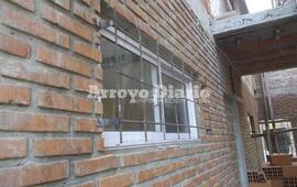 La arrancaron. Los ladrones sacaron la hoja de la ventana y horas m&aacute;s tarde la due&ntilde;a del lugar coloc&oacute; rejas y repar&oacute; el da&ntilde;o.