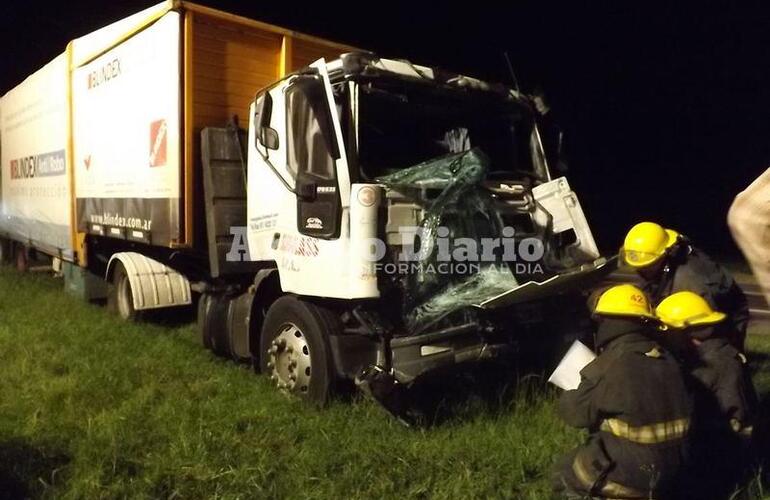 Notablemente da&ntilde;ado. As&iacute; qued&oacute; uno de los camiones involucrados en el choque.