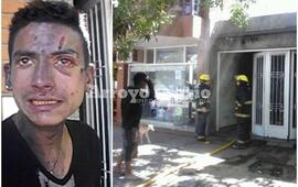Por un lado, el joven que vive en la propiedad siniestrada y por el otro, los bomberos ya trabajando en el lugar