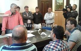 El acto. El breve acto se realiz&oacute; en el despacho del jefe municipal Nizar Esper. Foto: Nicol&aacute;s Trabaina