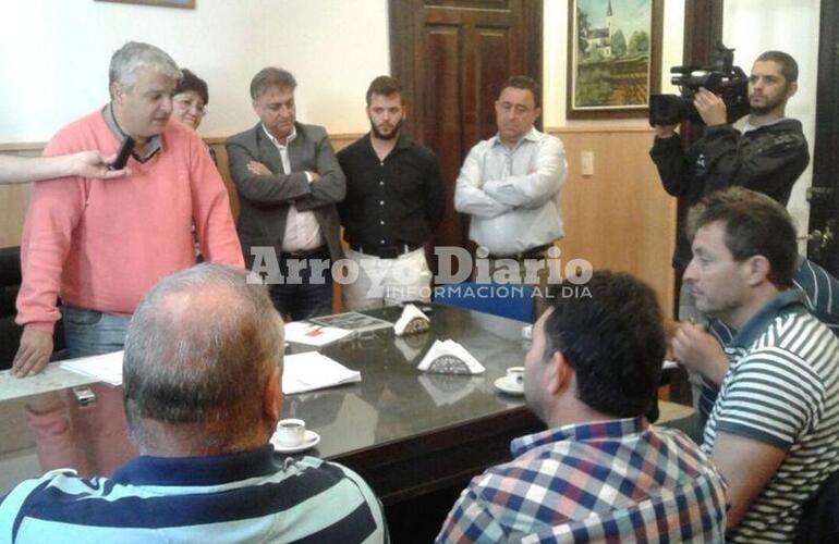 El acto. El breve acto se realiz&oacute; en el despacho del jefe municipal Nizar Esper. Foto: Nicol&aacute;s Trabaina