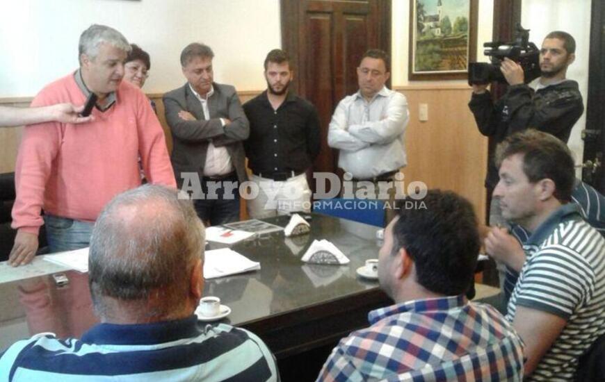 El acto. El breve acto se realiz&oacute; en el despacho del jefe municipal Nizar Esper. Foto: Nicol&aacute;s Trabaina