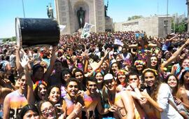 Imagen de Rosario: Heridos, 300 botellas y 500 bombas incautadas en la "bajada" de 4º año