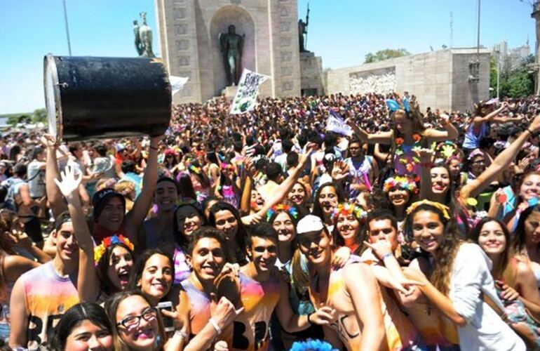 Imagen de Rosario: Heridos, 300 botellas y 500 bombas incautadas en la "bajada" de 4&ordm; a&ntilde;o