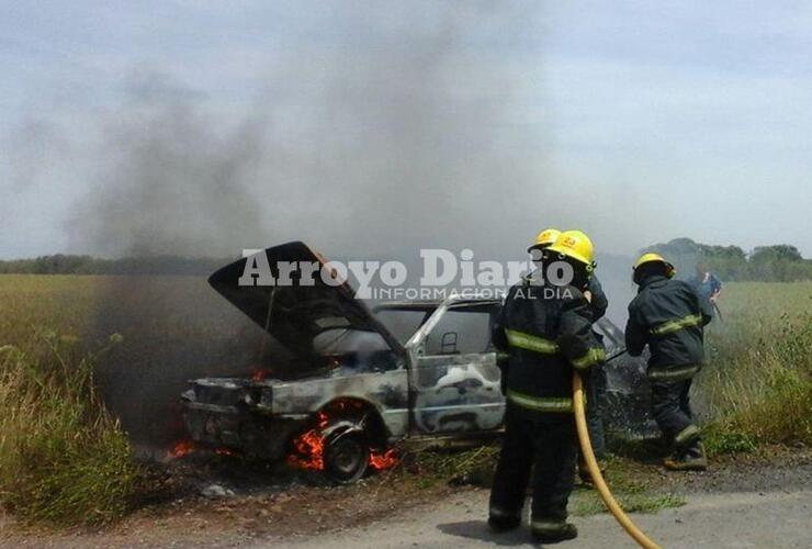 Salida de emergencia. Los bomberos recibieron la llamada de emergencia alrededor de las 13.30 de este sábado.