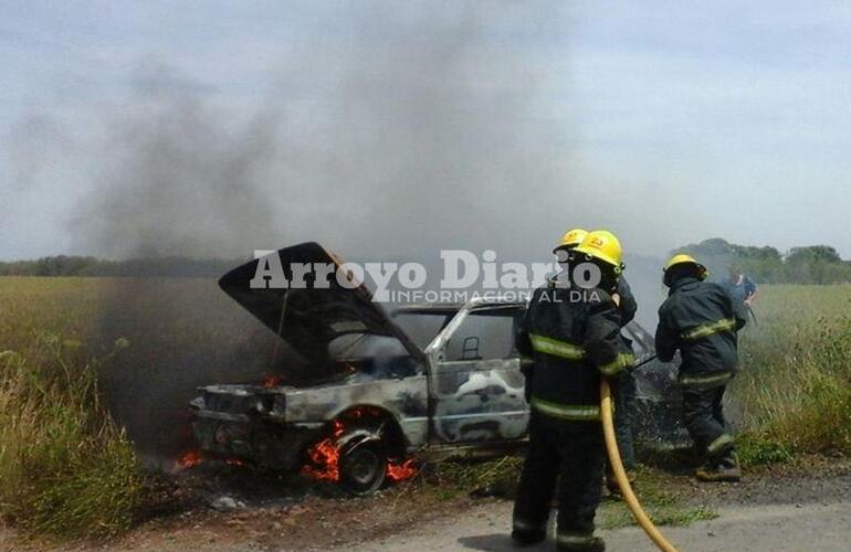 Salida de emergencia. Los bomberos recibieron la llamada de emergencia alrededor de las 13.30 de este sábado.