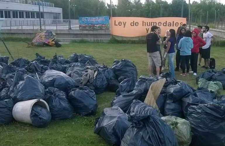 Imagen de In&eacute;dito: voluntarios limpiaron el Paran&aacute;