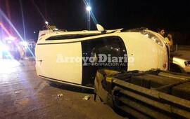 Tumbado. Así quedó el coche que colisionó contra el morro de defensa del peaje.