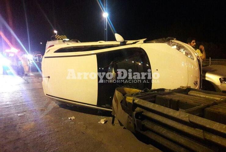 Tumbado. Así quedó el coche que colisionó contra el morro de defensa del peaje.