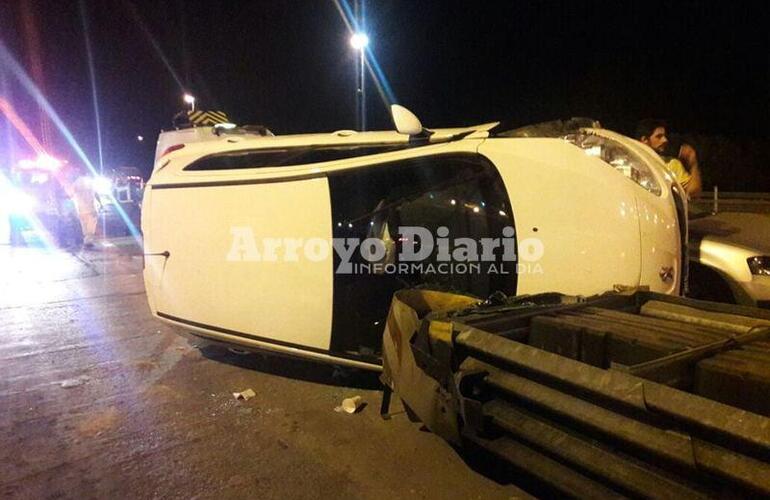 Tumbado. Así quedó el coche que colisionó contra el morro de defensa del peaje.