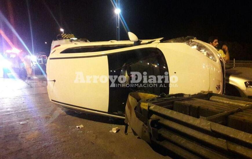 Tumbado. As&iacute; qued&oacute; el coche que colision&oacute; contra el morro de defensa del peaje.