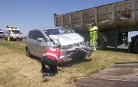 Imagen de Autom&oacute;vil colision&oacute; contra un cami&oacute;n