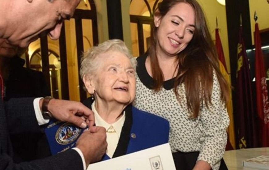 Imagen de Despu&eacute;s de 75 a&ntilde;os y al borde de los 95, una mujer se recibi&oacute; de licenciada en Qu&iacute;mica