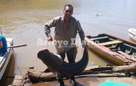 Imagen de Pescador de Arroyo Seco capturó un surubí de 49 kilos