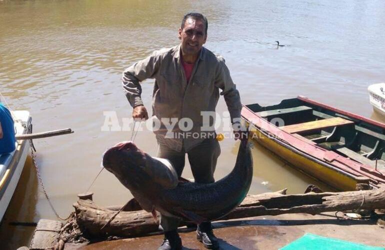 Imagen de Pescador de Arroyo Seco capturó un surubí de 49 kilos