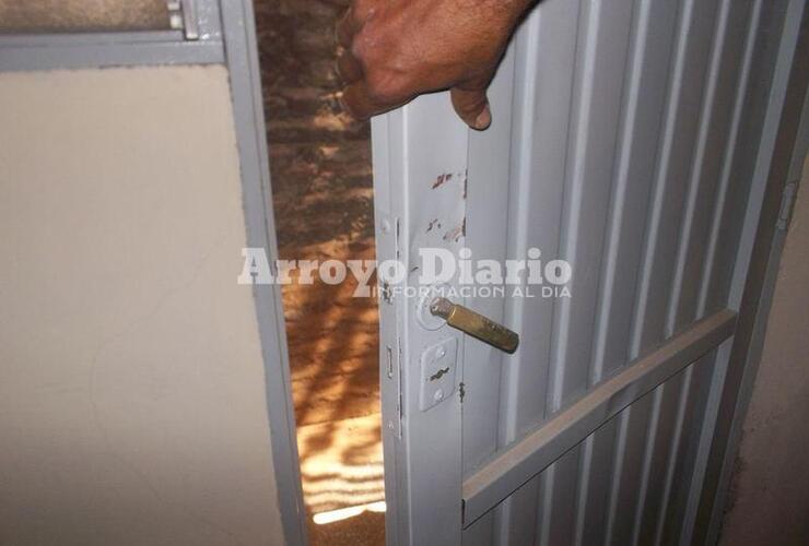 Hace 2 semanas atrás. Ladrones entraron por la parte de atrás de la vivienda en la que está trabajando, violentaron esta puerta e ingresaron a robar.