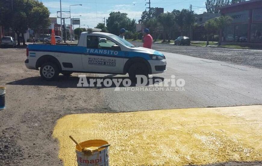 Imagen de Pintan reductores de velocidad sobre el acceso