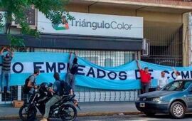 Los trabajadores se concentraron este jueves frente a la sede central. Foto: Foto: AEC