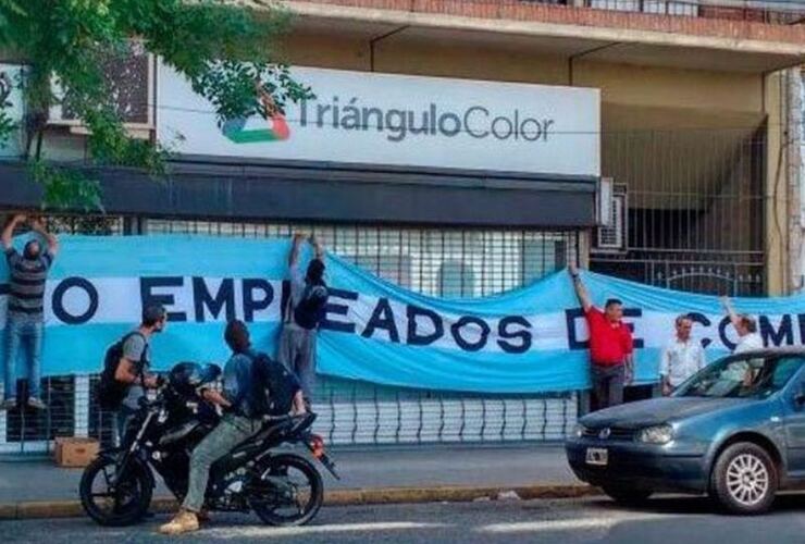 Los trabajadores se concentraron este jueves frente a la sede central. Foto: Foto: AEC