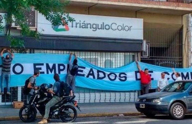 Los trabajadores se concentraron este jueves frente a la sede central. Foto: Foto: AEC