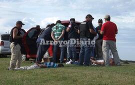 En el lugar. La policía trabajaba en la inspección minuciosa del automóvil.