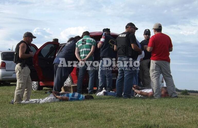 En el lugar. La policía trabajaba en la inspección minuciosa del automóvil.