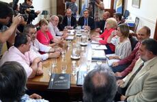 Imagen de La provincia pagar&aacute; un bono de entre 2000 y 3000 pesos para los empleados estatales