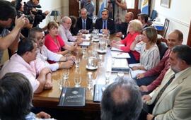 Imagen de La provincia pagará un bono de entre 2000 y 3000 pesos para los empleados estatales