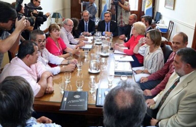 Imagen de La provincia pagar&aacute; un bono de entre 2000 y 3000 pesos para los empleados estatales