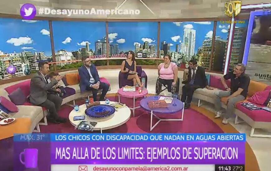 En el living. Los conductores del programa junto Patricio, Francisco, Julieta y Facundo. Foto: captura de pantalla