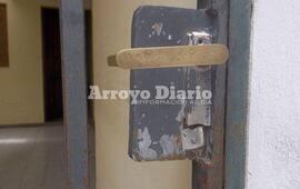 Da&ntilde;aron cerradura. Los ladrones violentaron la cerradura de una puerta de rejas y as&iacute; consiguieron el ingreso a la propiedad.