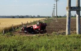 Destruido. Así quedó el Renault Clio tras los vuelcos. Foto: infomaciel.com