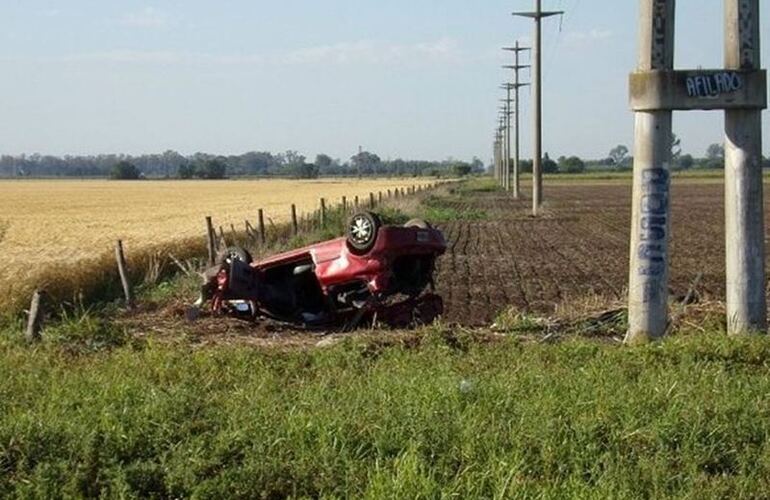 Destruido. Así quedó el Renault Clio tras los vuelcos. Foto: infomaciel.com