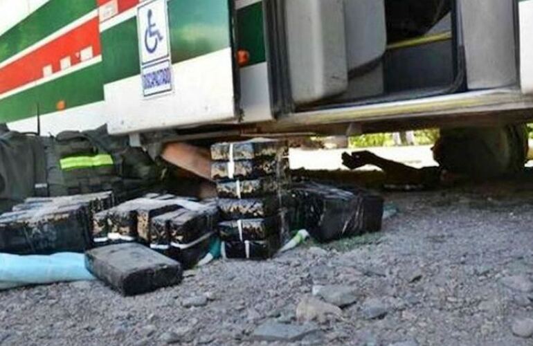 Secuestraron coca&iacute;na en el piso de un micro.