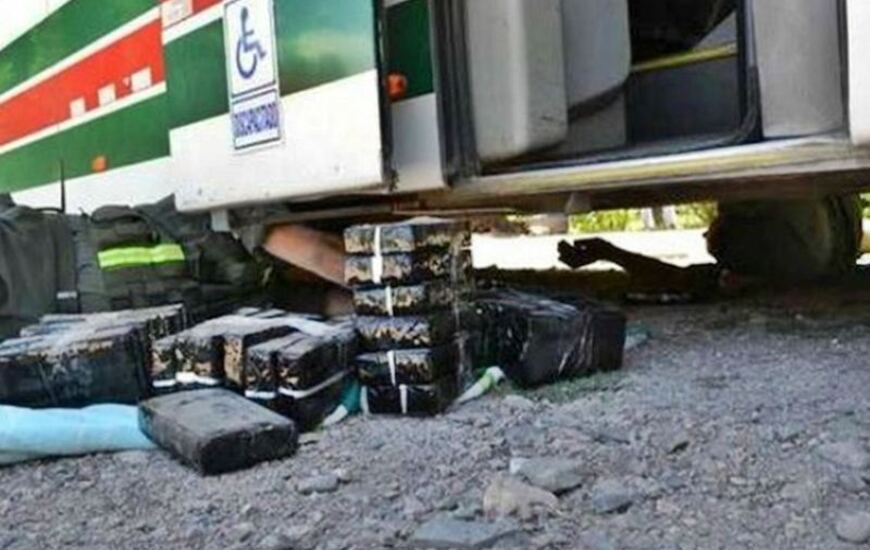 Secuestraron cocaína en el piso de un micro.