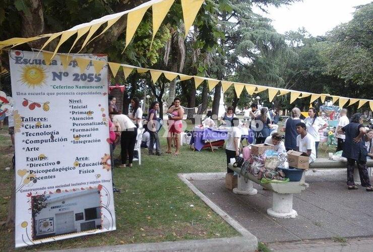 Frente a Cultura. La comunidad educativa preparó la jornada frente al Centro Cultural Guillermo Furlong.