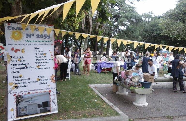 Frente a Cultura. La comunidad educativa preparó la jornada frente al Centro Cultural Guillermo Furlong.