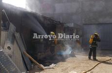 En el lugar. Los bomberos trabajando esta tarde tras el llamado de emergencia.