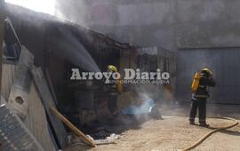 En el lugar. Los bomberos trabajando esta tarde tras el llamado de emergencia.