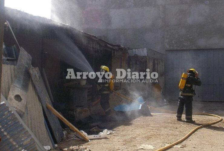 En el lugar. Los bomberos trabajando esta tarde tras el llamado de emergencia.