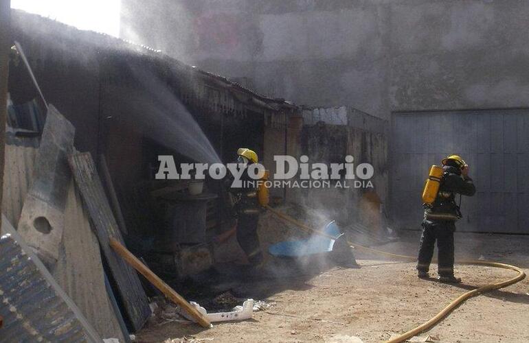 En el lugar. Los bomberos trabajando esta tarde tras el llamado de emergencia.