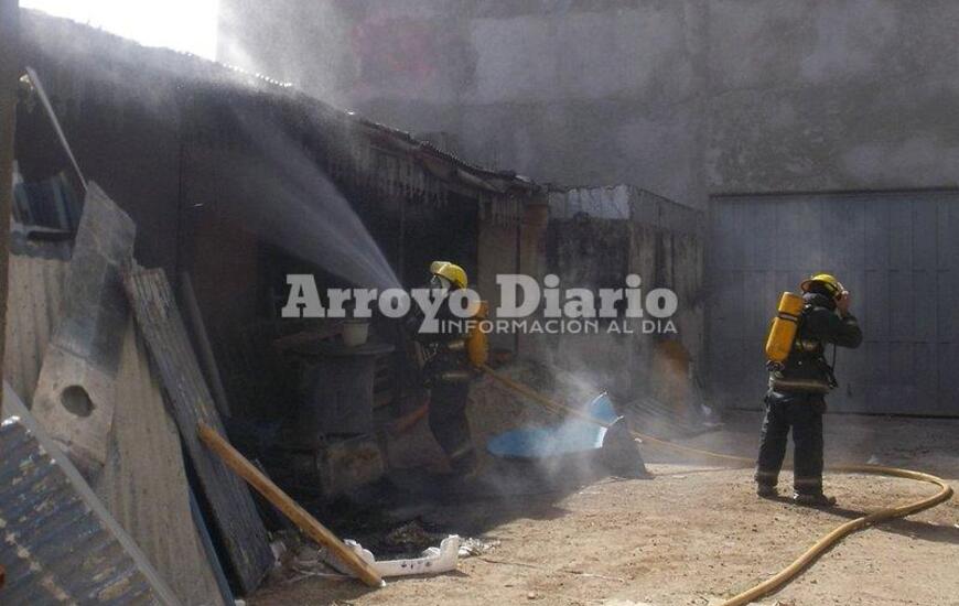 En el lugar. Los bomberos trabajando esta tarde tras el llamado de emergencia.