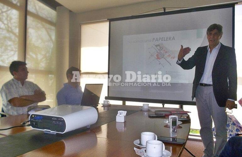 Como pocos. El propio titular de la empresa hizo de anfitrión y explicó los pormenores del funcionamiento de la fábrica a la prensa local.