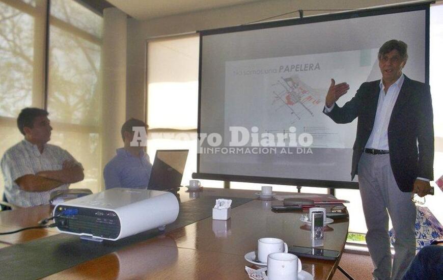 Como pocos. El propio titular de la empresa hizo de anfitrión y explicó los pormenores del funcionamiento de la fábrica a la prensa local.