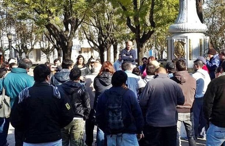 Con un mismo objetivo. Los damnificados vienen manteniendo reuniones para exigir soluciones. Foto: Diario El Sur Con un mismo objetivo. Los damnificados vienen manteniendo reuniones para exigir soluciones. Foto: Diario El Sur