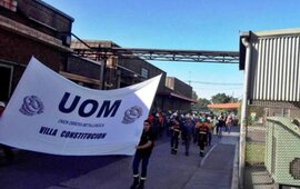 Se movilizaron. Los trabajadores marcharon por el interior de la planta detr&aacute;s de una bandera de la UOM. Foto: Diario El Sur