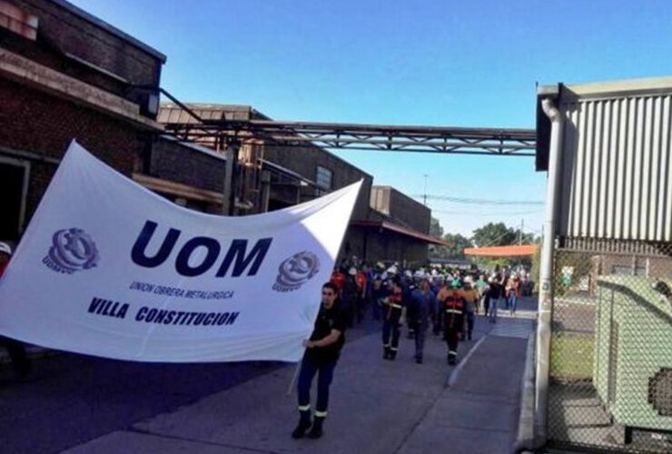 Se movilizaron. Los trabajadores marcharon por el interior de la planta detrás de una bandera de la UOM. Foto: Diario El Sur