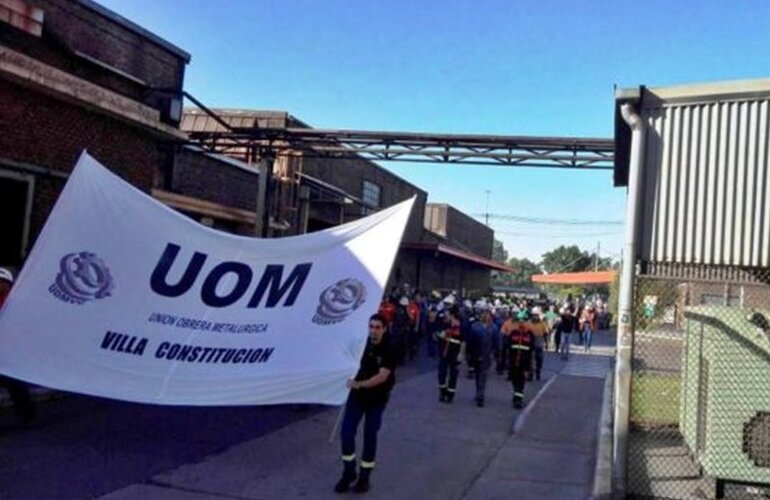 Se movilizaron. Los trabajadores marcharon por el interior de la planta detrás de una bandera de la UOM. Foto: Diario El Sur