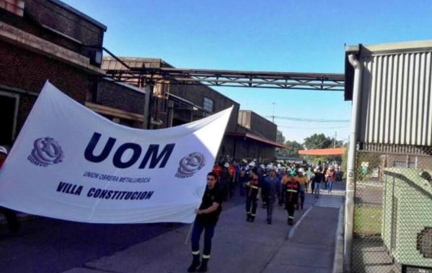 Se movilizaron. Los trabajadores marcharon por el interior de la planta detr&aacute;s de una bandera de la UOM. Foto: Diario El Sur